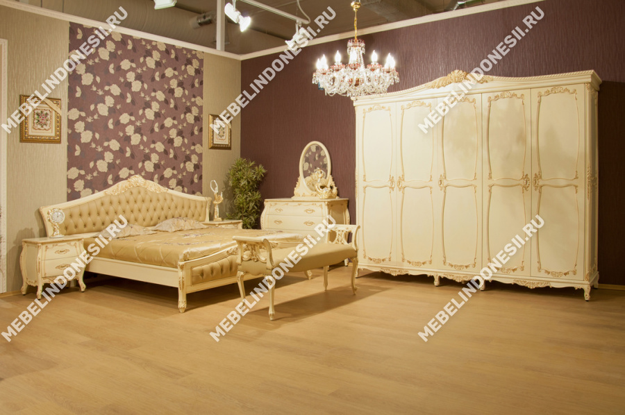 Резной шкаф для одежды  
