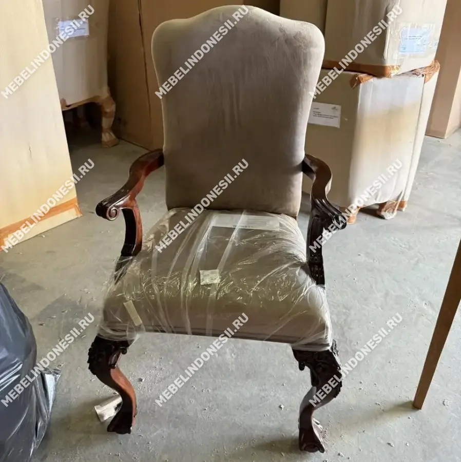 Стул с подлокотниками в стиле Чиппендейл  
