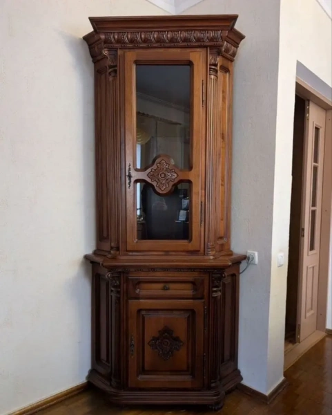 Витрина угловая "Венеция Люкс" Орех 304  купить в интернет магазине Мебель из массива. Звоните +7 495 961-63-63 Гостиные