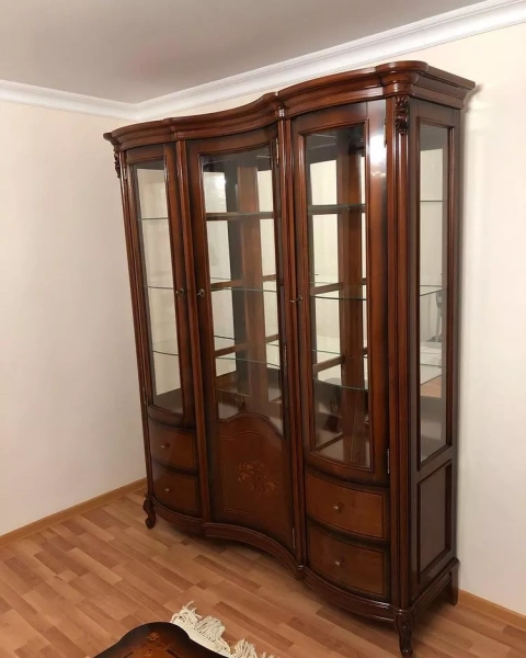 Витрина 3х дверная "Фирензе" Орех 813  купить в интернет магазине Мебель из массива. Звоните +7 495 961-63-63 Витрины из массива дерева